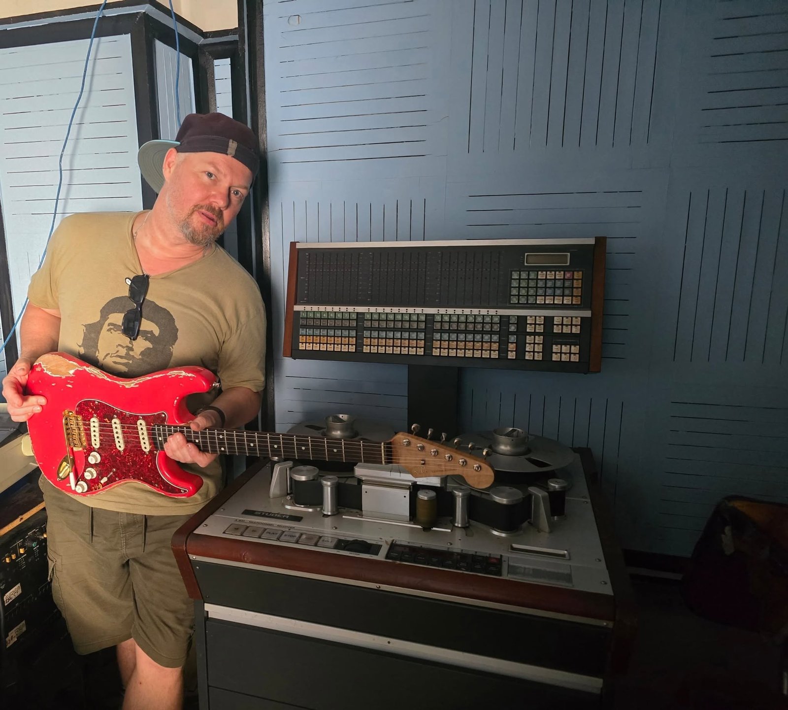 Ramon Goose con la Strat roja que tiene en Cuba